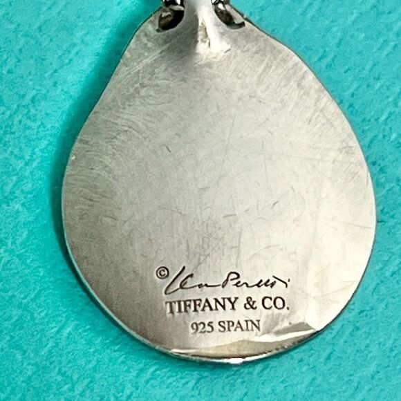 Tiffany & Co - Elsa Peretti 925 Silver Madonna Pendant on 17” chain - Picture 4 of 14